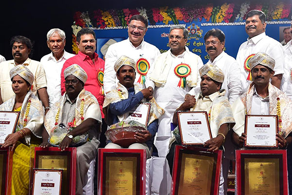 ವಿದ್ಯಾರ್ಥಿಗಳಿಗೆ ಬ್ಯಾಗ್ ಹೊರೆ ತಪ್ಪಿಸಿದವರಿಗೆ ಒಲಿಯಿತು ಉತ್ತಮ ಶಿಕ್ಷಕ ಪ್ರಶಸ್ತಿ